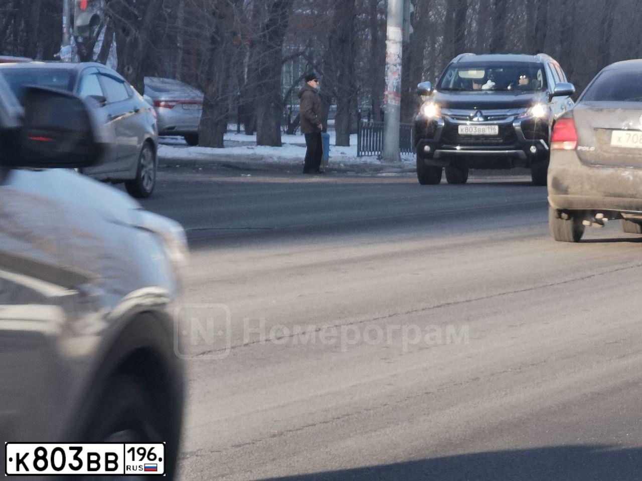 Фото автомобиля MITSUBISHI PAJERO SPORT, 2017 — госномер К803ВВ196. Цвет: ЧЕРНЫЙ
