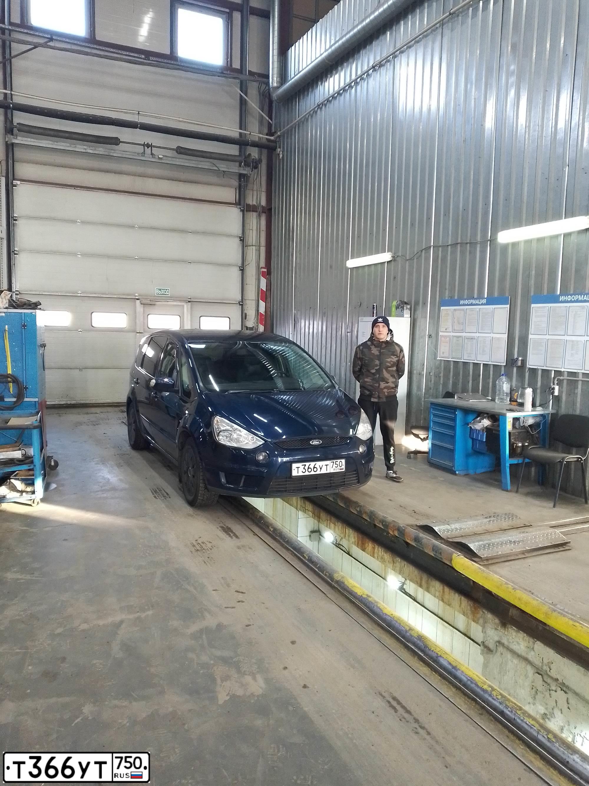 Фото автомобиля FORD S-MAX, 2006 — госномер Р131РМ40. Цвет: Темно-синий
