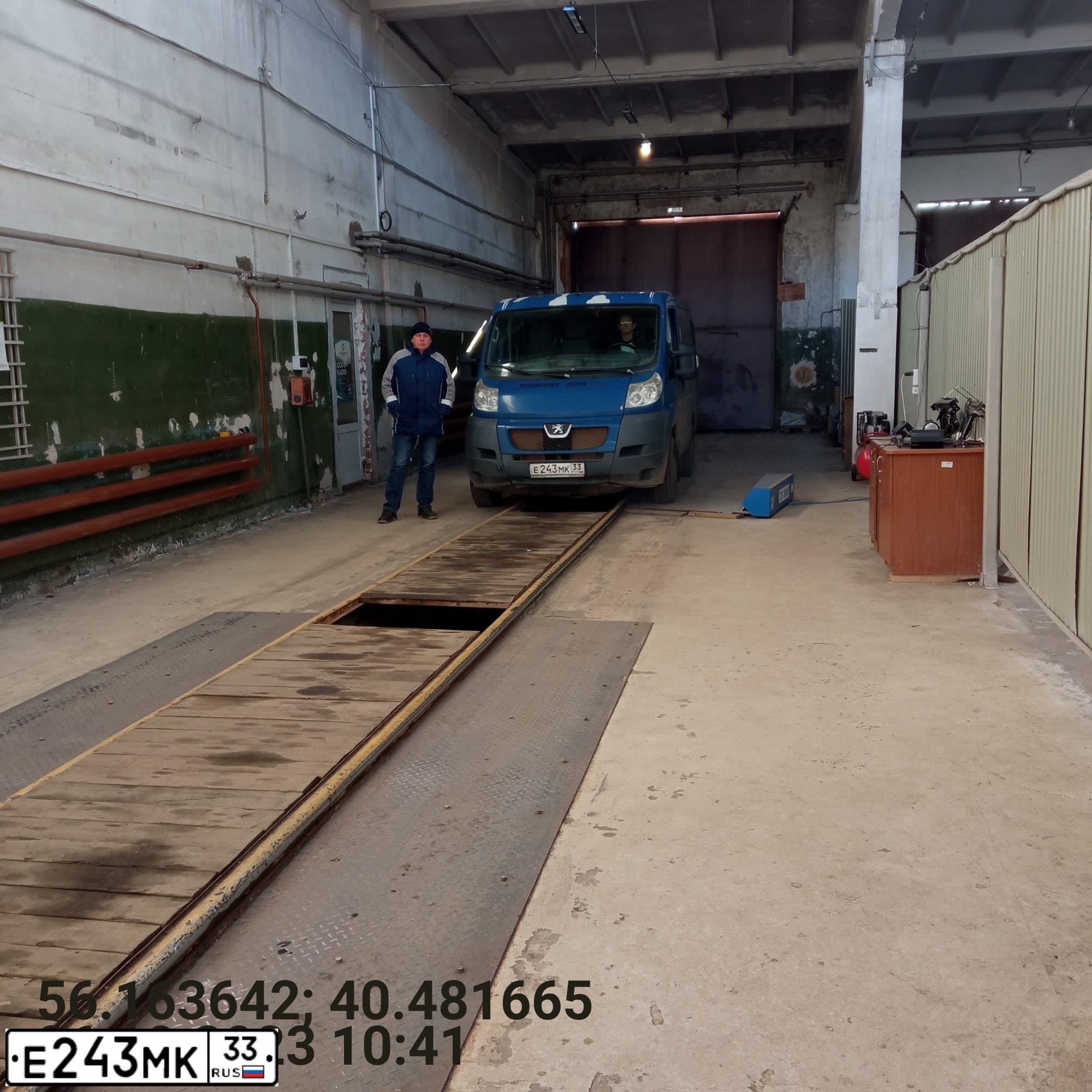 Фото автомобиля PEUGEOT BOXER, 2010 — госномер Е243МК33. Цвет: синий
