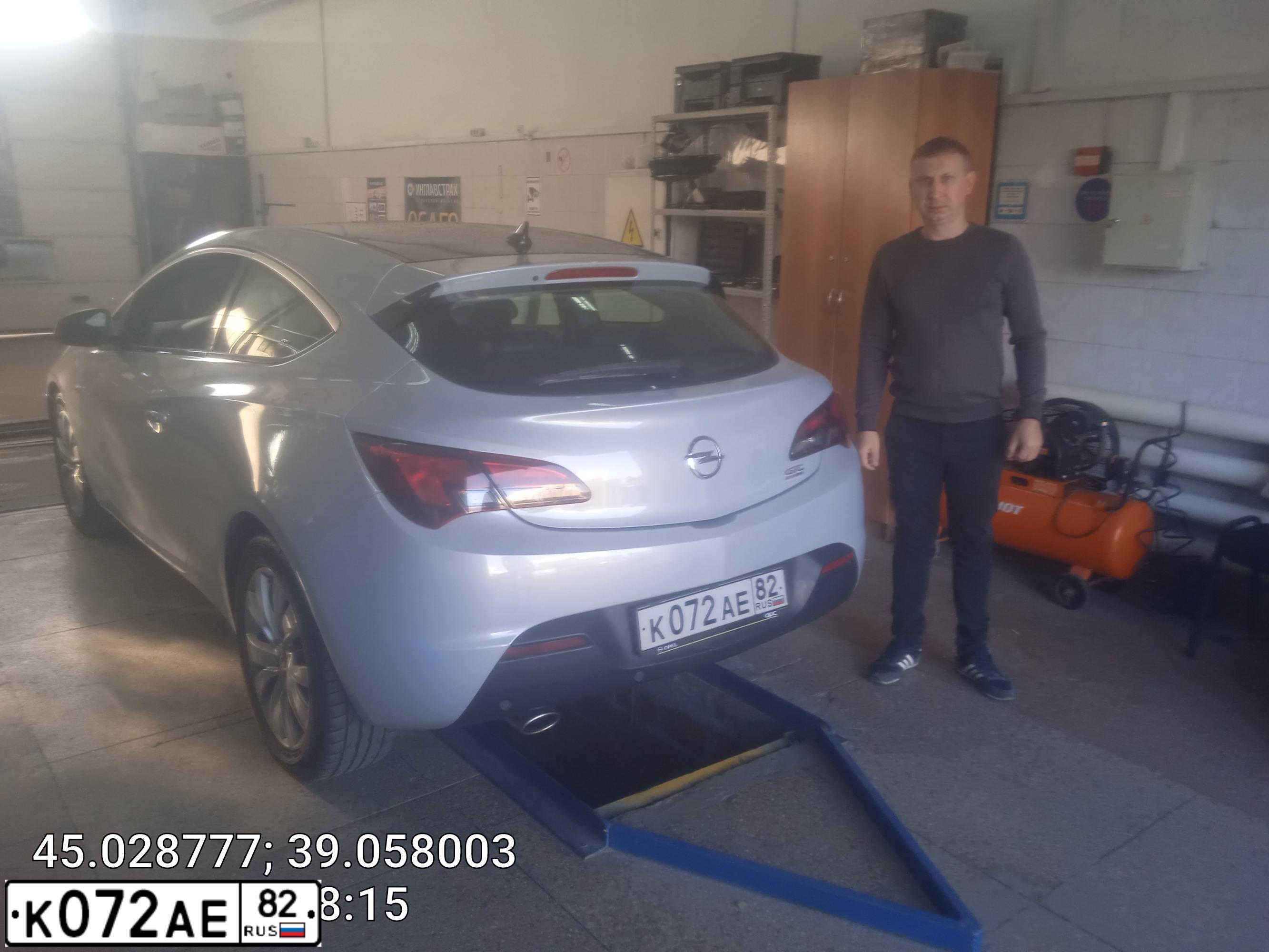 Фото автомобиля OPEL ASTRA, 2012 — госномер Е109НЕ164. Цвет: Белый