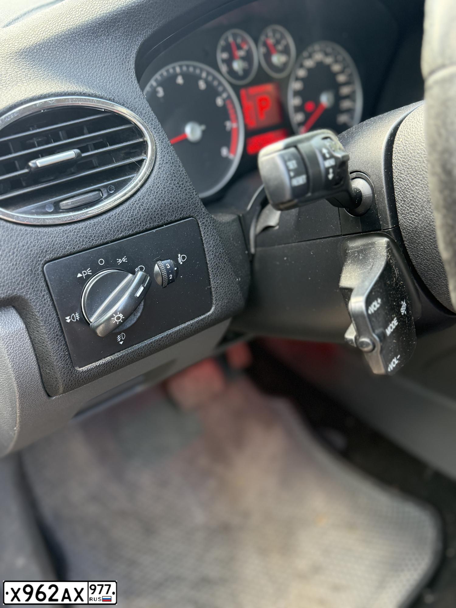 Фото автомобиля FORD FOCUS, 2007 — госномер Х962АХ977. Цвет: Красно-оранжевый