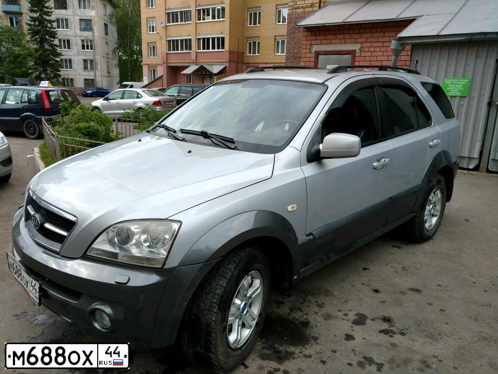 Фото автомобиля KIA SORENTO, 2005 — госномер М688ОХ44. Цвет: серебристый