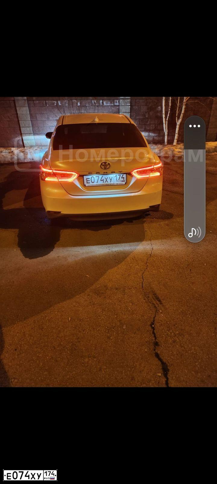 Фото автомобиля TOYOTA CAMRY, 2019 — госномер К222ТК02. Цвет: БЕЛЫЙ ПЕРЛАМУТР