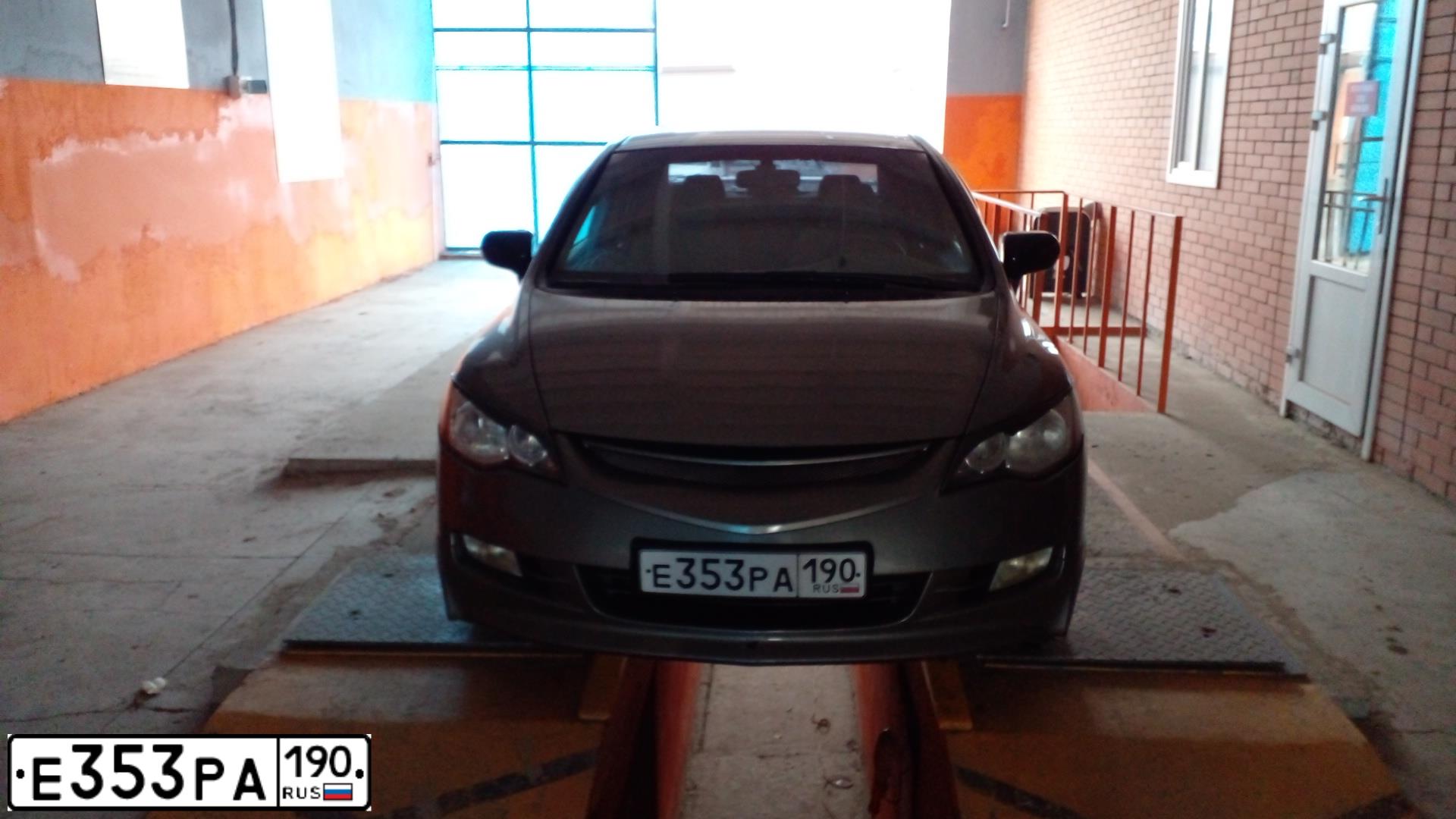 Фото автомобиля HONDA CIVIC, 2007 — госномер Е353РА190. Цвет: СЕРЫЙ