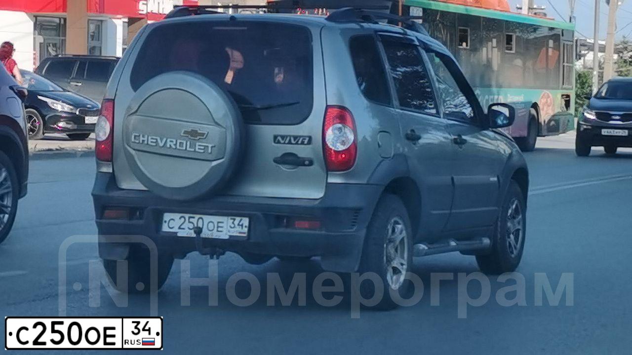 Фото автомобиля CHEVROLET NIVA, 2011 — госномер С250ОЕ34. Цвет: серо коричневый металлик