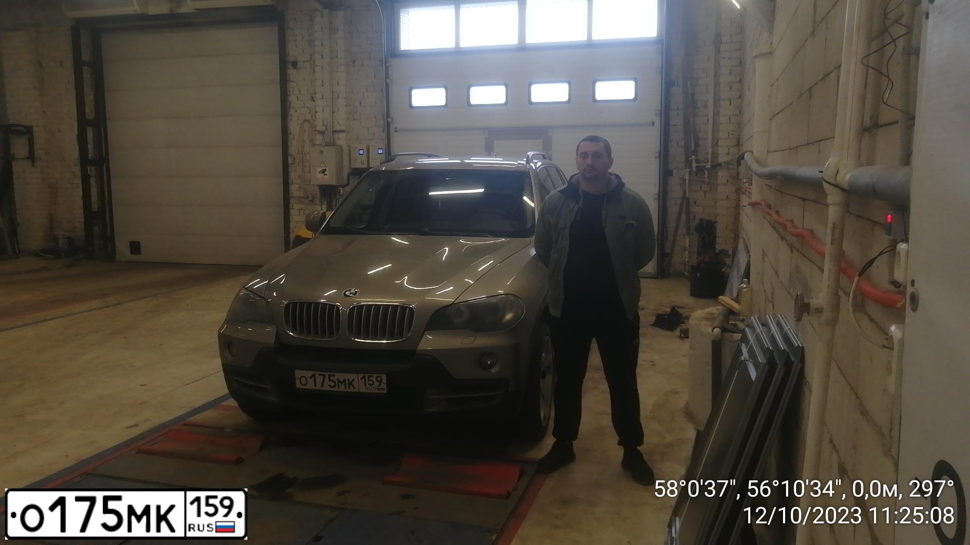Фото автомобиля BMW X5, 2009 — госномер Р517ЕУ159. Цвет: БЕЖЕВЫЙ