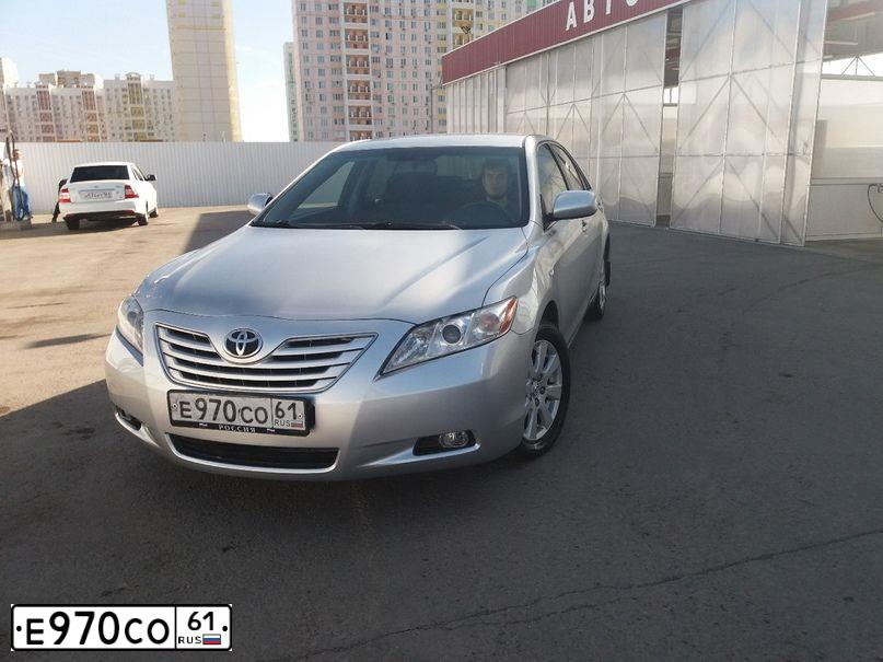 Фото автомобиля TOYOTA CAMRY, 2007 — госномер Е970СО61. Цвет: Серебристый