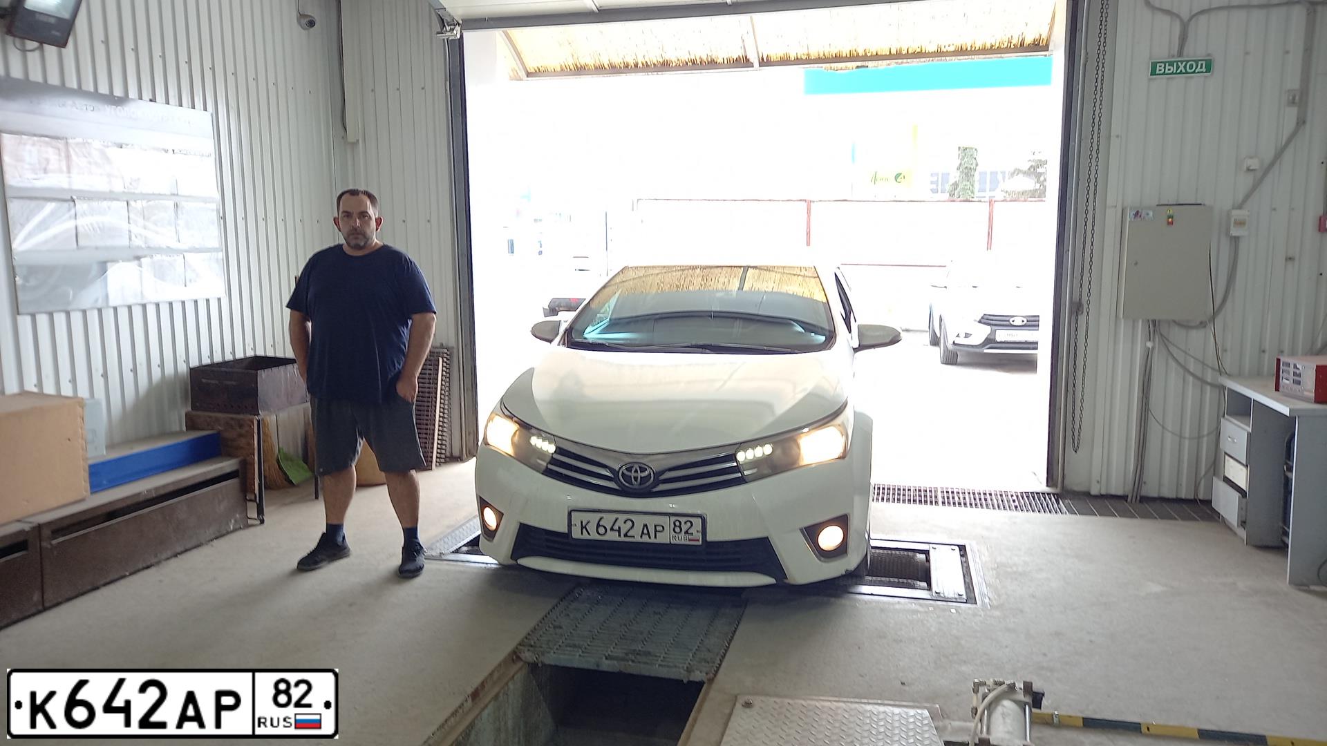 Фото автомобиля TOYOTA COROLLA, 2014 — госномер К642АР82. Цвет: Белый