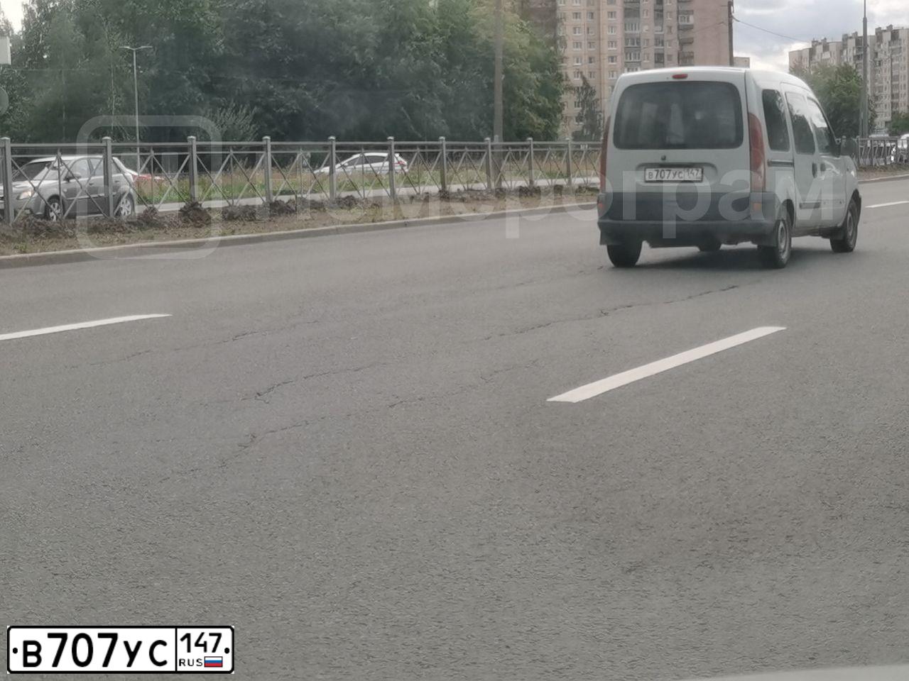 Фото автомобиля RENAULT KANGOO, 2000 — госномер В707УС147. Цвет: Серебристый