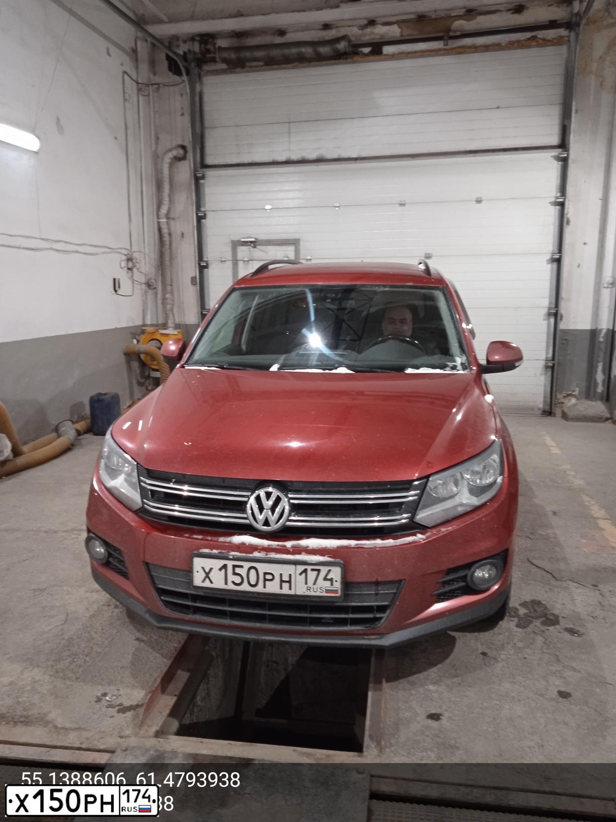 Фото автомобиля VOLKSWAGEN TIGUAN, 2012 — госномер Х150РН174. Цвет: ВИШНЕВО-КРАСНЫЙ