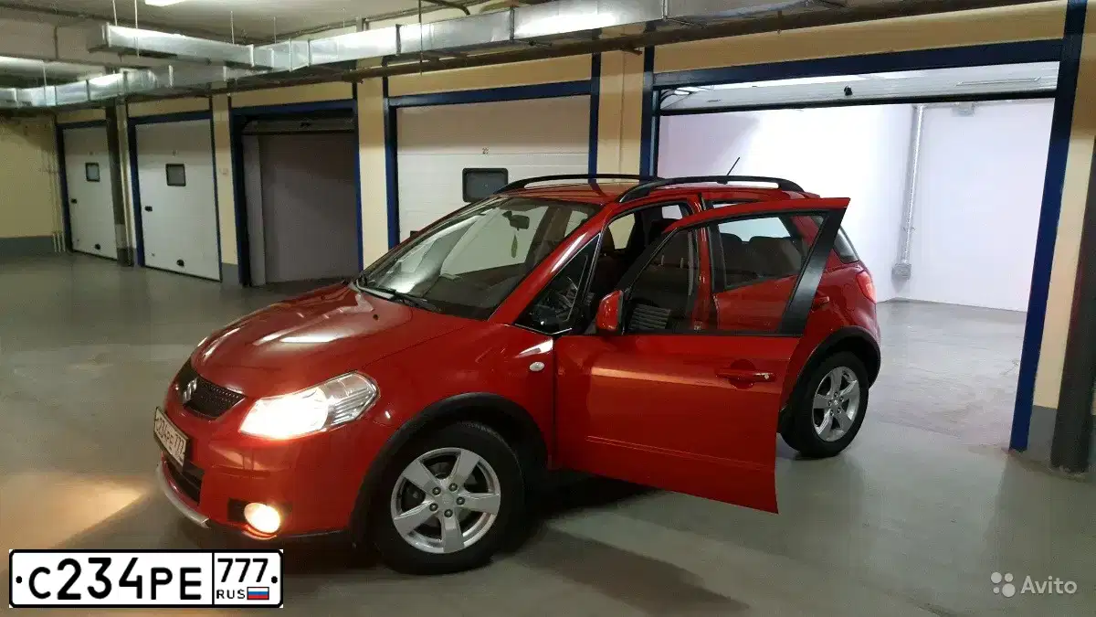 Фото автомобиля SUZUKI SX 4, 2010 — госномер Е819КС790. Цвет: Красный