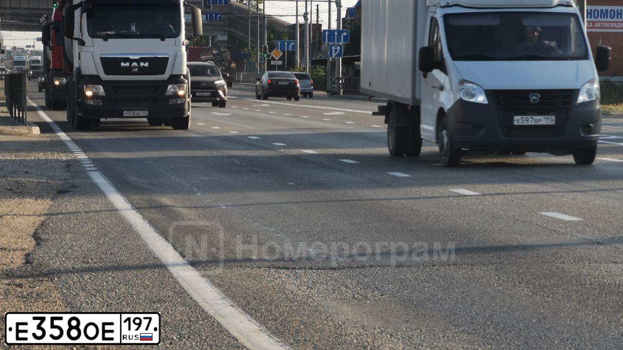 Фото автомобиля KAMAZ 65115 /6X4/, 2011 — госномер Е358ОЕ197. Цвет: ЗЕЛЕНЫЙ