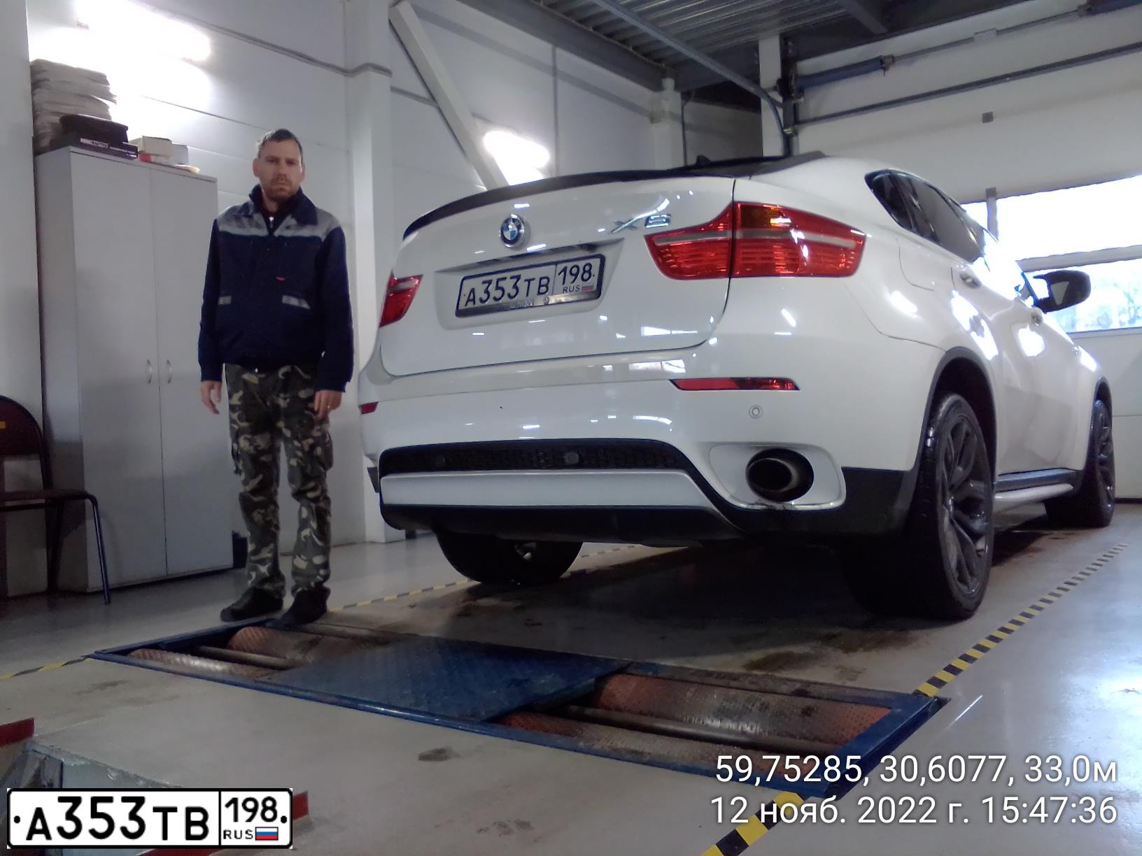 Фото автомобиля BMW X6, 2011 — госномер А353ТВ198. Цвет: Белый