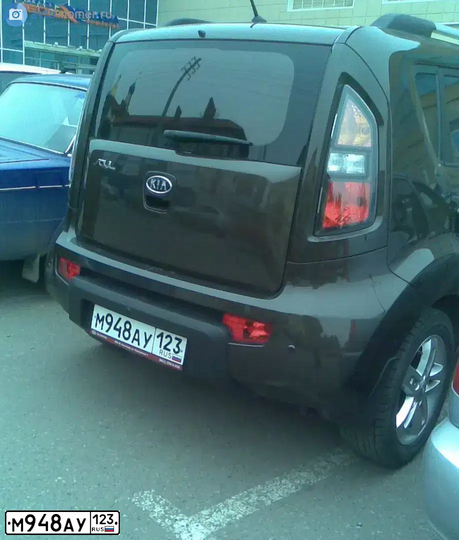 Фото автомобиля KIA SOUL, 2011 — госномер М948АУ123. Цвет: КОРИЧНЕВЫЙ