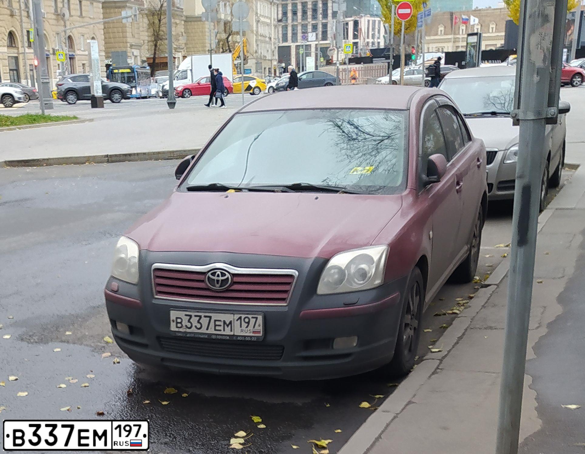 Фото автомобиля TOYOTA AVENSIS, 2003 — госномер У490ТЕ31. Цвет: КРАСНЫЙ