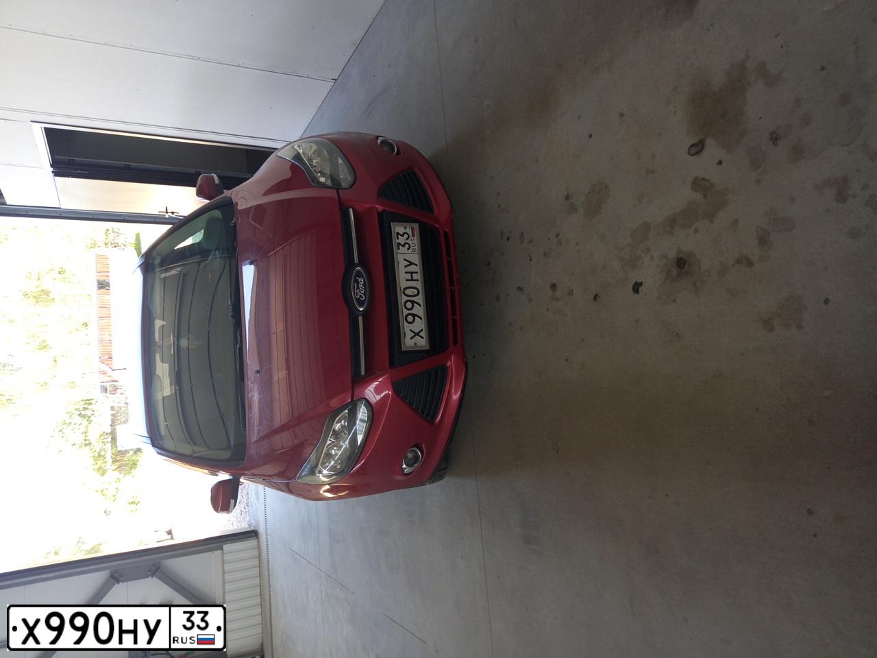 Фото автомобиля FORD FOCUS, 2011 — госномер Х990НУ33. Цвет: Красный
