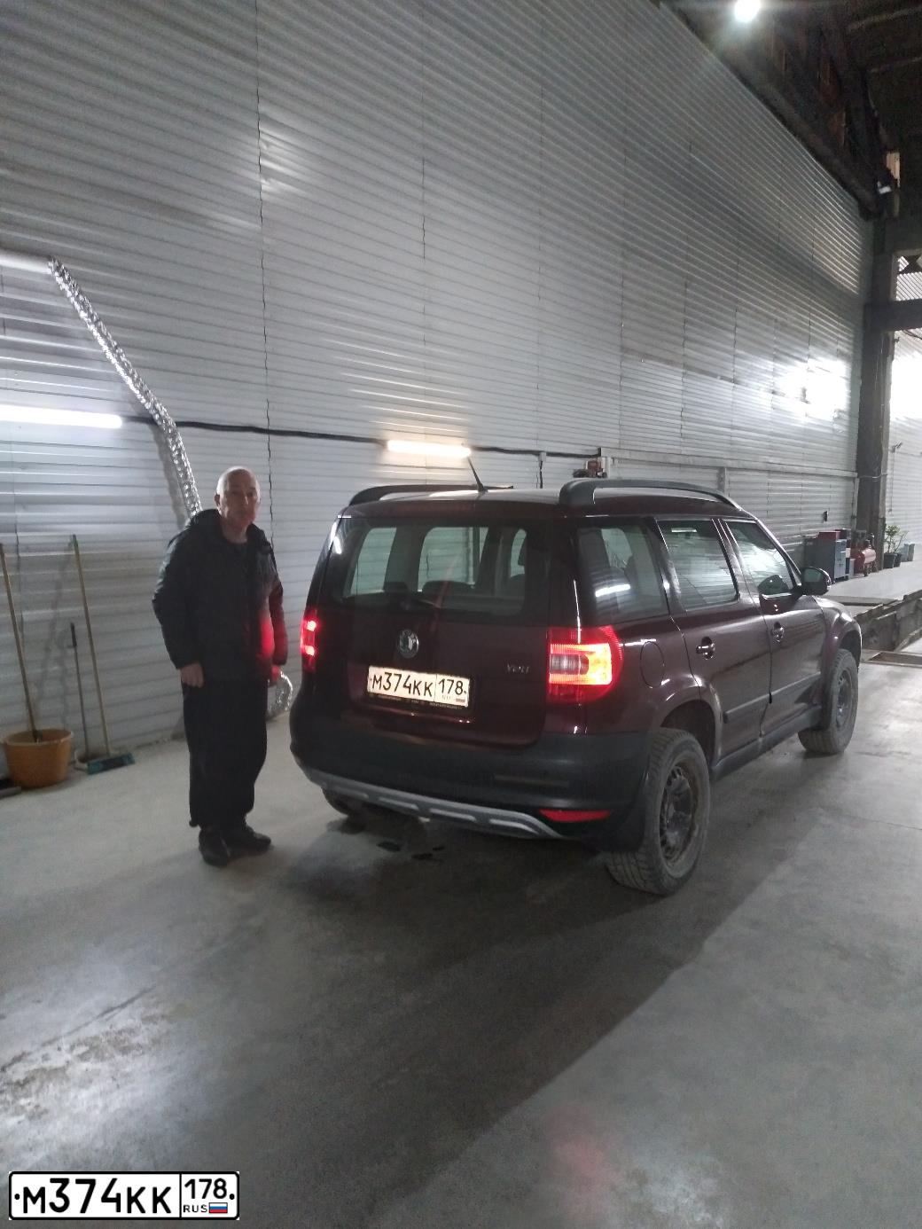 Фото автомобиля SKODA YETI, 2011 — госномер М374КК178. Цвет: ТЕМНО-БОРДОВЫЙ
