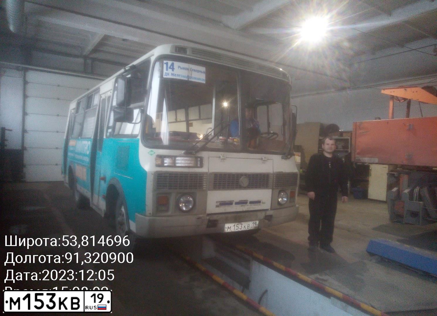 Фото автомобиля PAZ 3205, 2014 — госномер М162КВ19. Цвет: БЕЛЫЙ