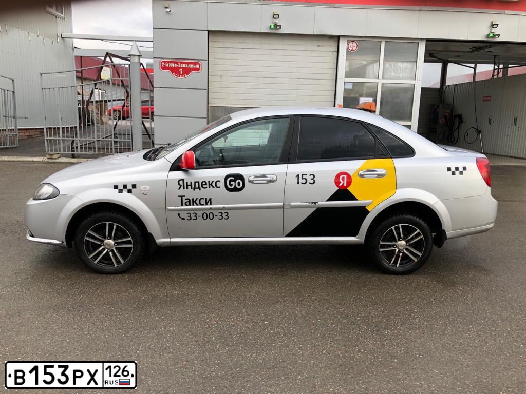 Фото автомобиля DAEWOO GENTRA, 2017 — госномер В153РХ126. Цвет: Серебристый