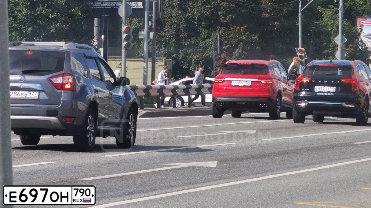 Фото автомобиля MITSUBISHI LANCER, 2008 — госномер Е697ОН790. Цвет: БЕЖЕВЫЙ