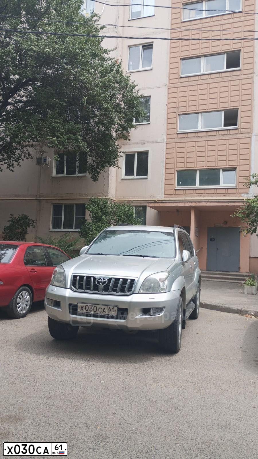Фото автомобиля TOYOTA LANDCRUISER, 2005 — госномер Н888КА161. Цвет: Серебристый