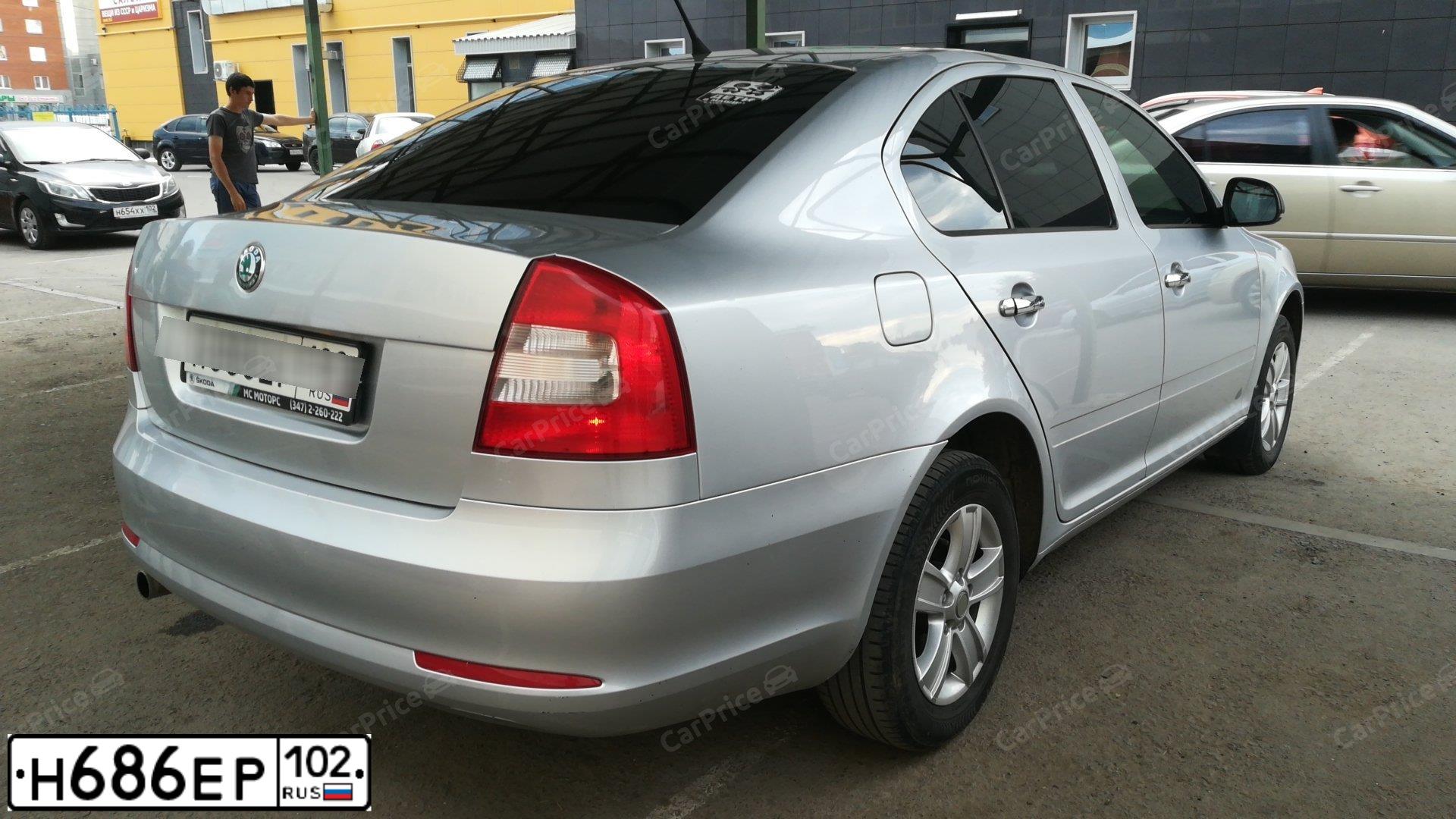 Фото автомобиля SKODA OCTAVIA, 2012 — госномер Н686ЕР102. Цвет: СВЕТЛО-СЕРЫЙ