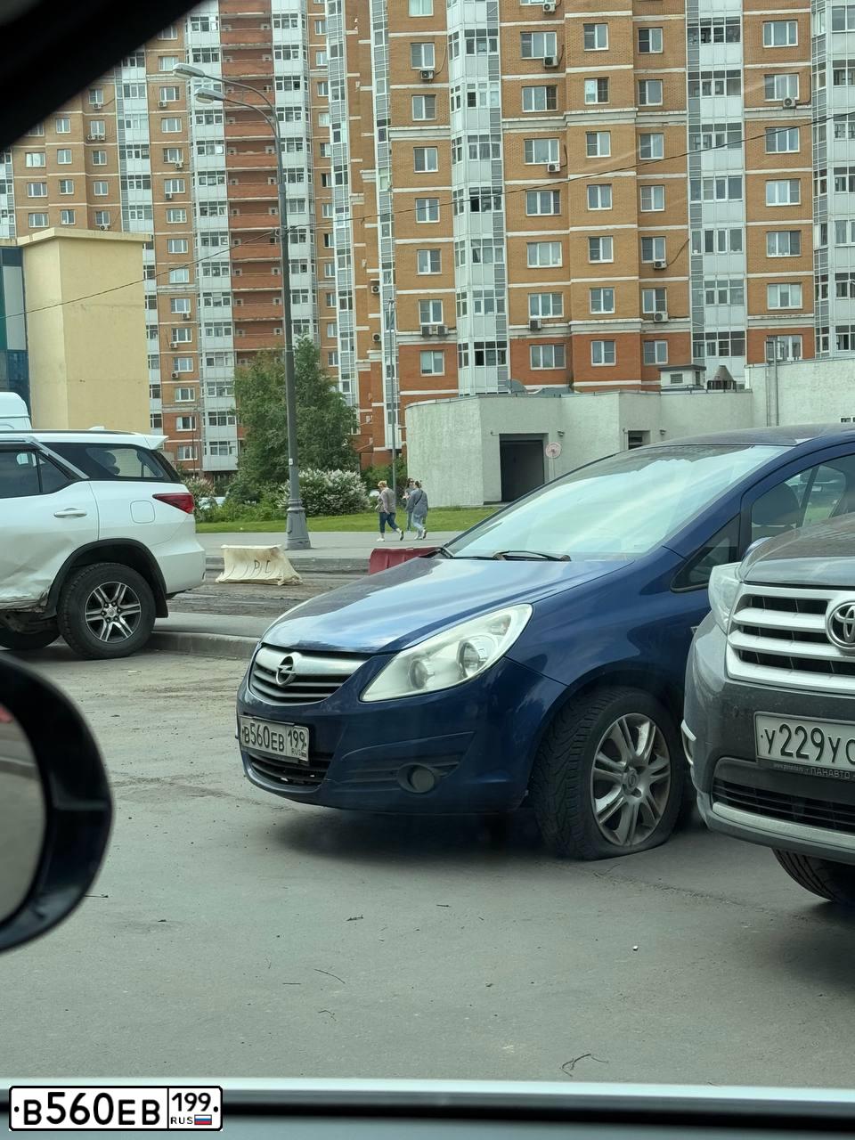 Фото автомобиля OPEL CORSA, 2008 — госномер В560ЕВ199. Цвет: СИНИЙ