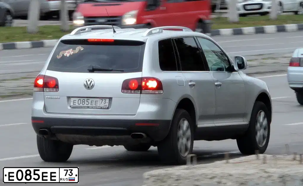 Фото автомобиля VOLKSWAGEN TOUAREG, 2008 — госномер Е085ЕЕ73. Цвет: СЕРЫЙ СВЕТЛЫЙ