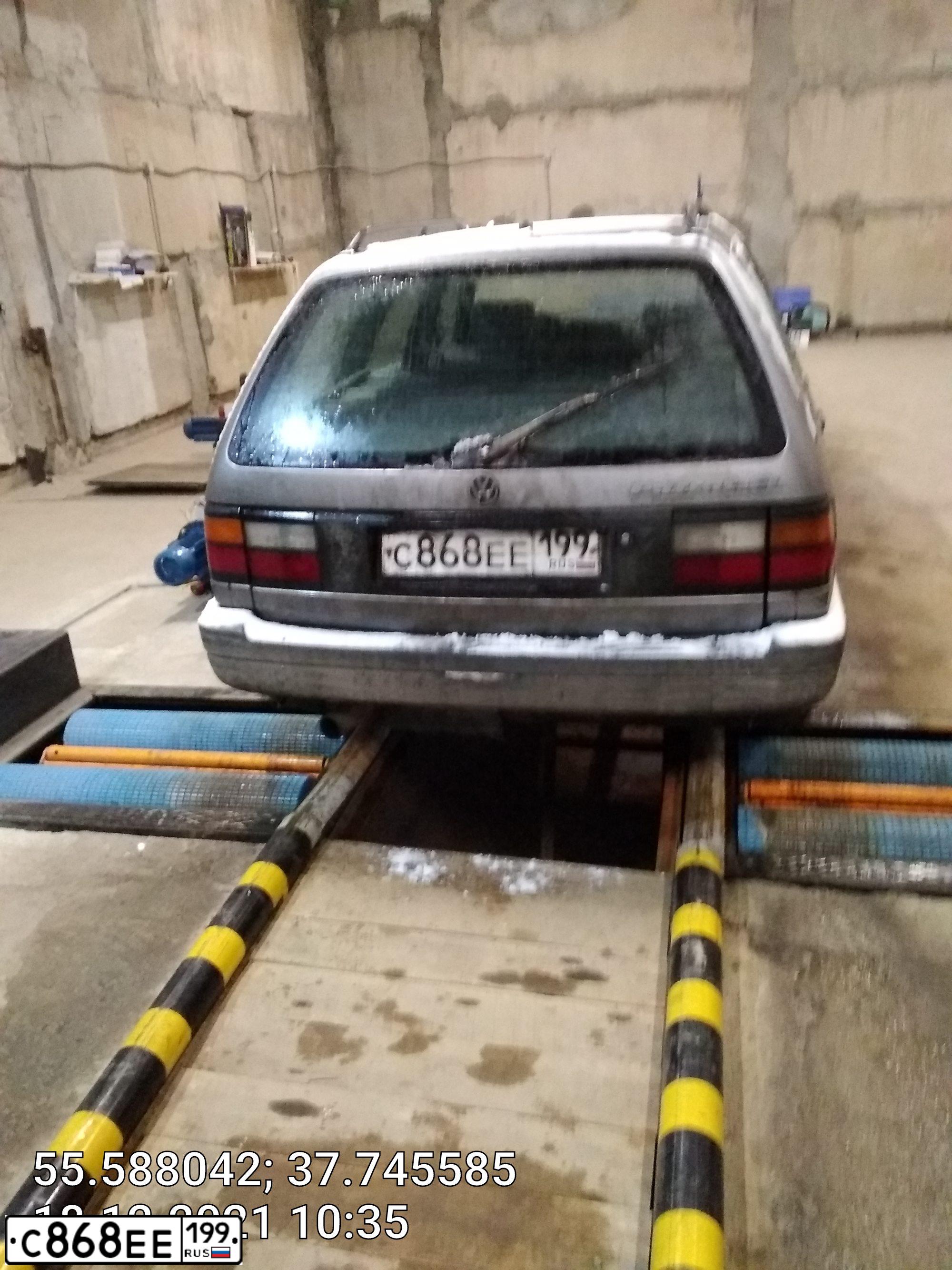 Фото автомобиля VOLKSWAGEN PASSAT, 1991 — госномер С868ЕЕ199. Цвет: ТЕМНО-СЕРЫЙ