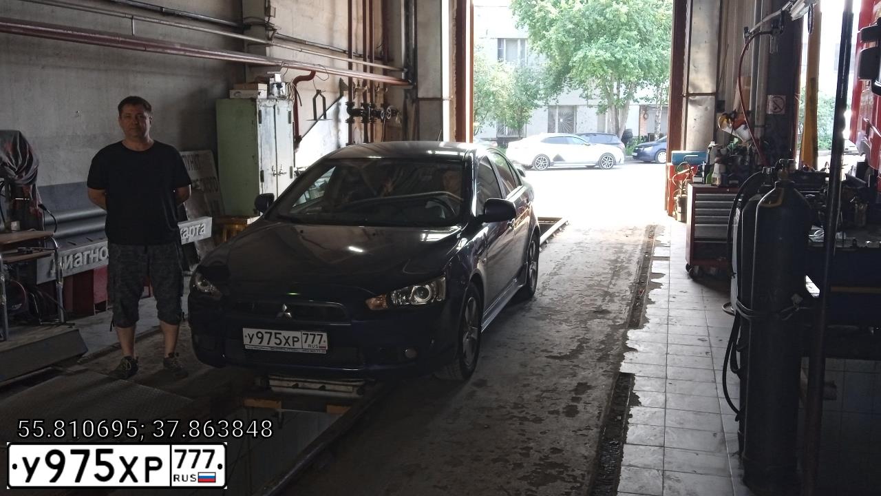 Фото автомобиля MITSUBISHI LANCER, 2008 — госномер У975ХР777. Цвет: синий