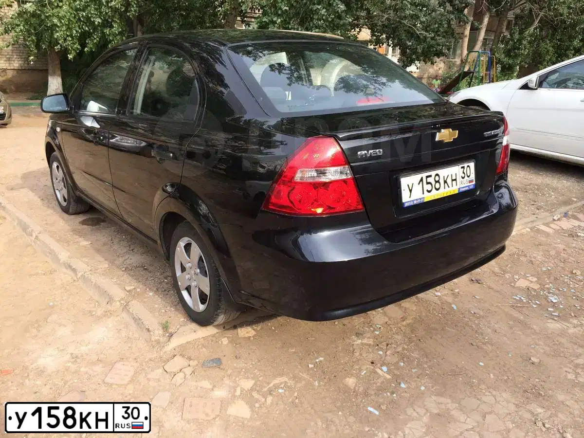 Фото автомобиля CHEVROLET AVEO, 2011 — госномер У158КН30. Цвет: ЧЕРНЫЙ