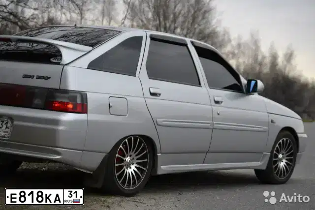 Фото автомобиля LADA 2112, 2005 — госномер О704НМ31. Цвет: СВЕТЛО-СЕРЕБРИСТЫЙ МЕТАЛЛ