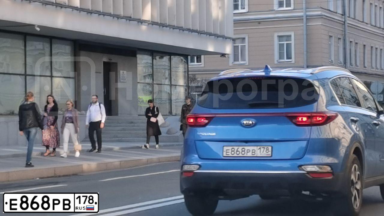 Фото автомобиля KIA SPORTAGE, 2013 — госномер О739РМ198. Цвет: синий