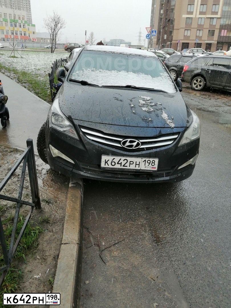 Фото автомобиля HYUNDAI SOLARIS, 2015 — госномер К642РН198. Цвет: ЧЕРНЫЙ