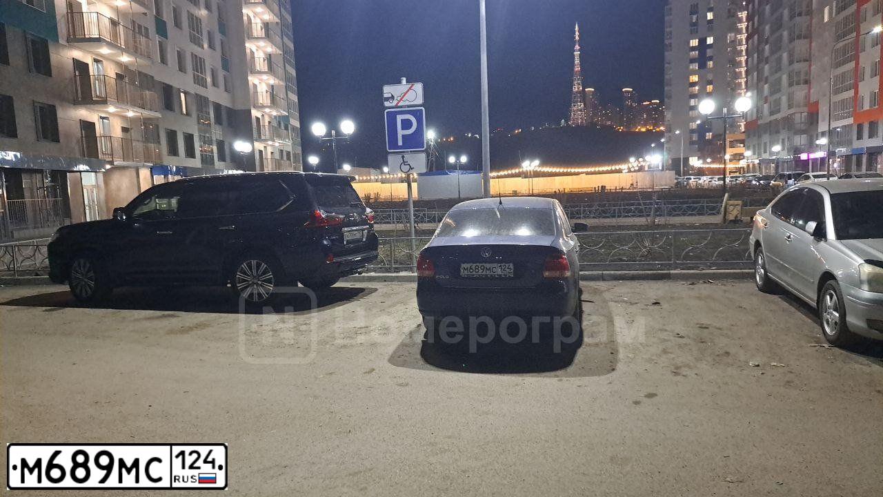 Фото автомобиля VOLKSWAGEN POLO, 2013 — госномер М689МС124. Цвет: ТЕМНО-СИНИЙ