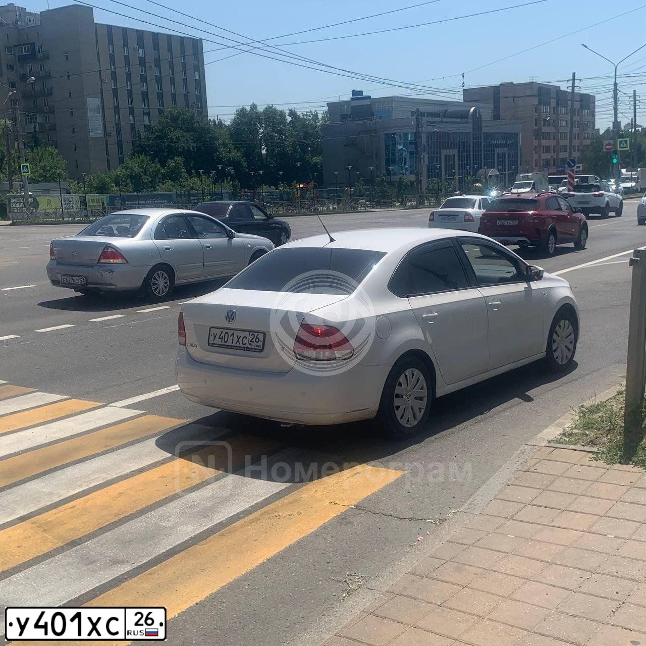 Фото автомобиля VOLKSWAGEN POLO, 2012 — госномер У401ХС26. Цвет: Белый