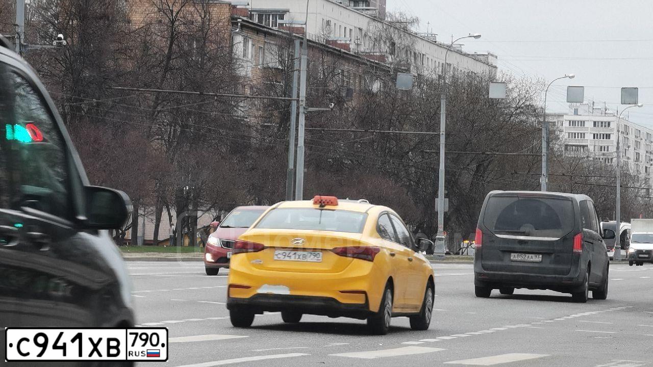 Фото автомобиля HYUNDAI SOLARIS, 2018 — госномер С941ХВ790. Цвет: ЖЕЛТЫЙ