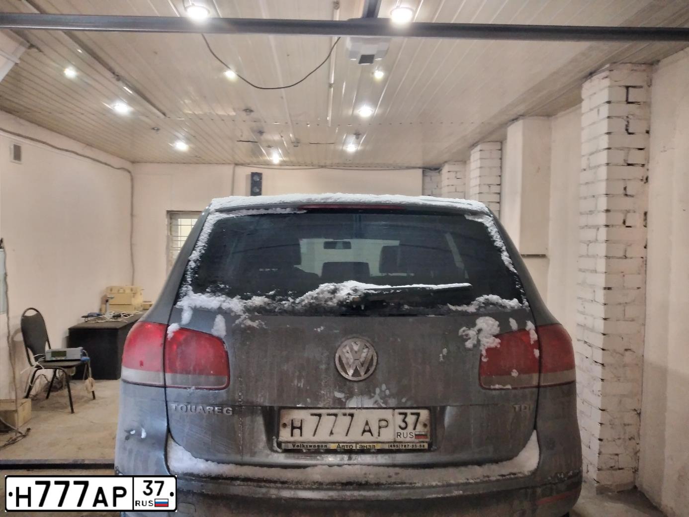 Фото автомобиля VOLKSWAGEN TOUAREG, 2005 — госномер Н777АР37. Цвет: СЕРЫЙ