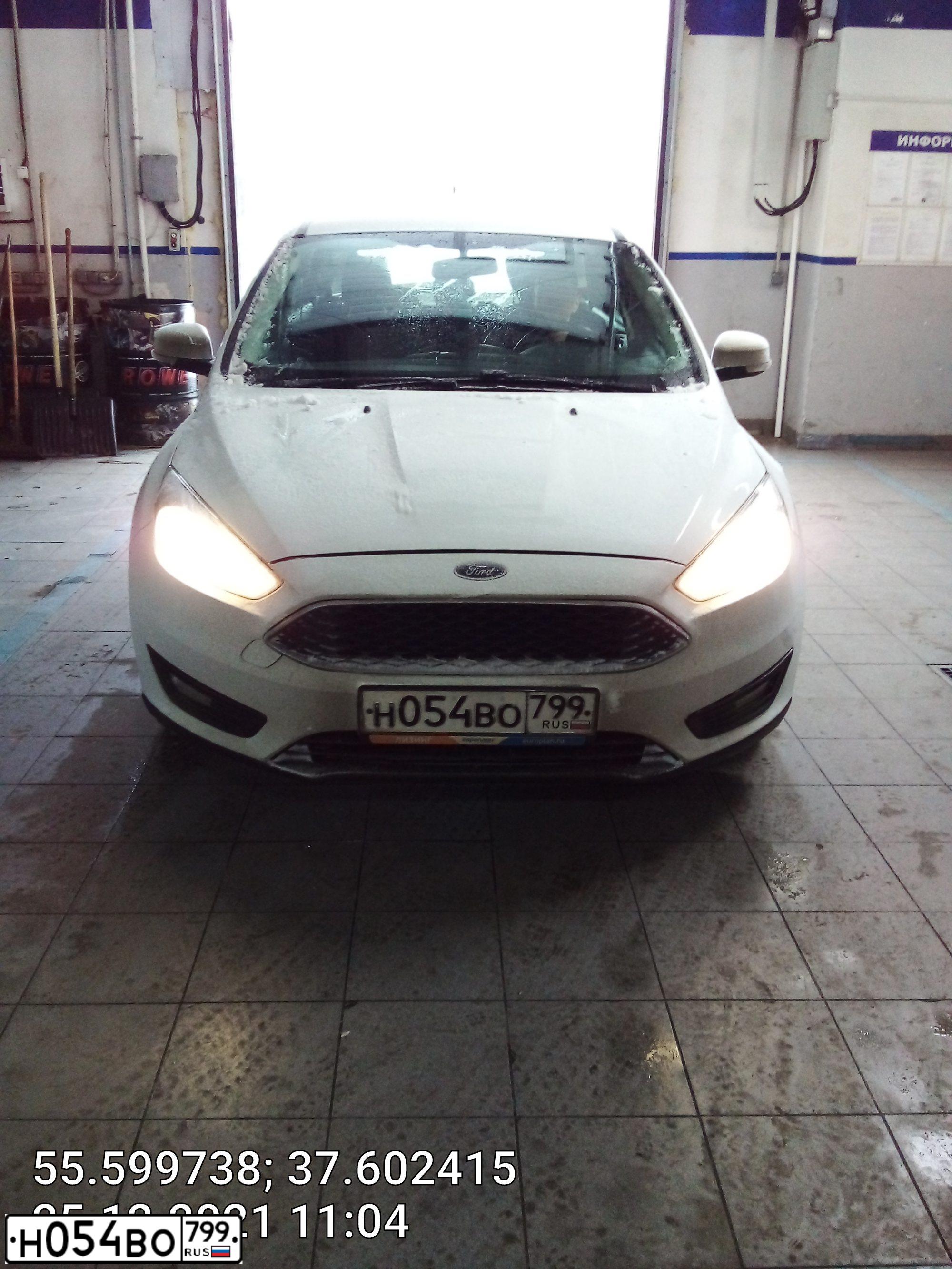Фото автомобиля FORD FOCUS, 2017 — госномер А850КР977. Цвет: Белый