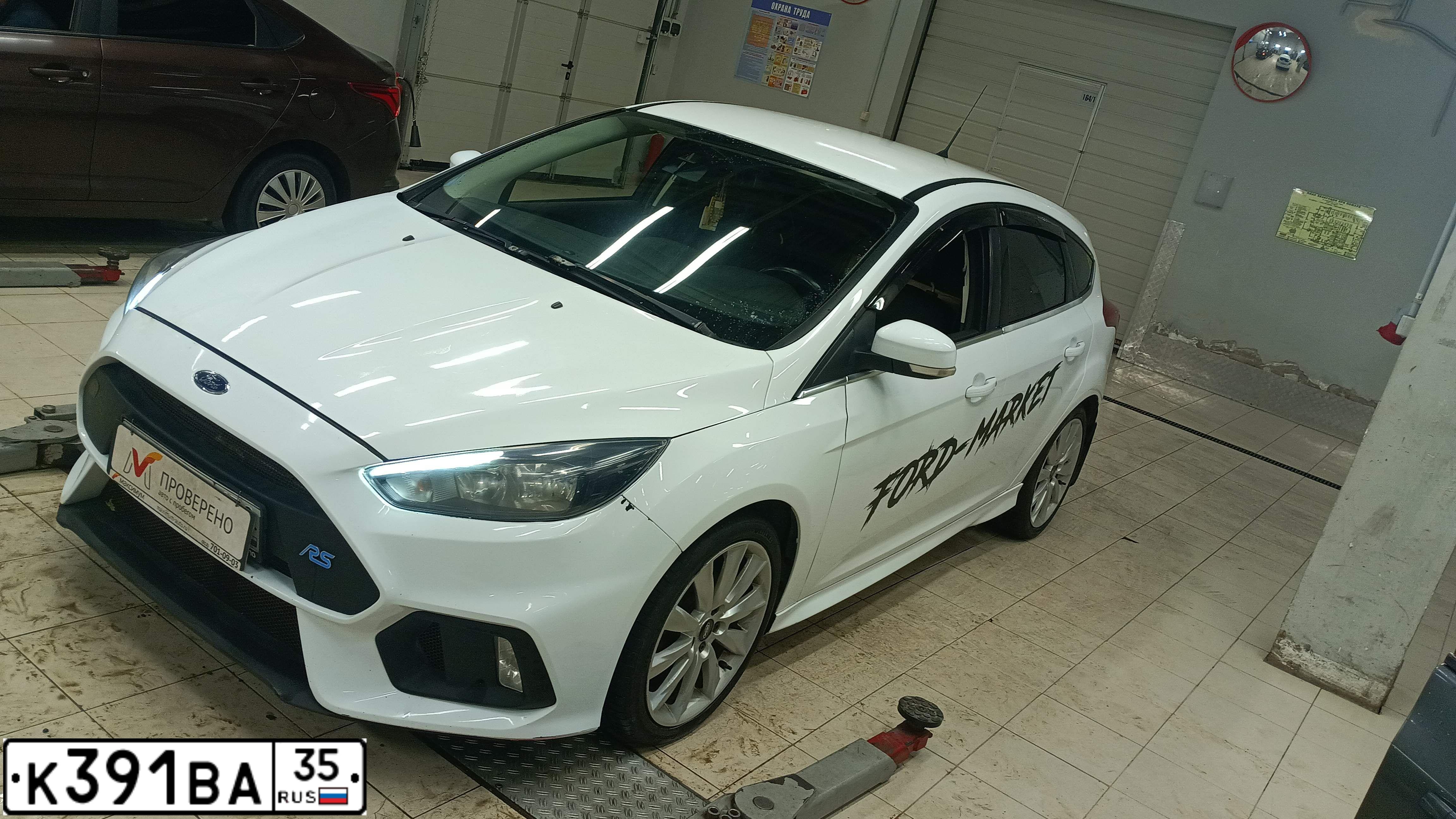Фото автомобиля FORD FOCUS, 2011 — госномер Т101ОМ198. Цвет: Белый