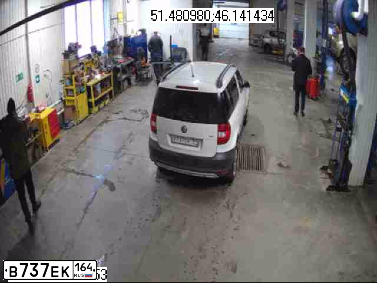 Фото автомобиля SKODA YETI, 2011 — госномер В737ЕК164. Цвет: Белый