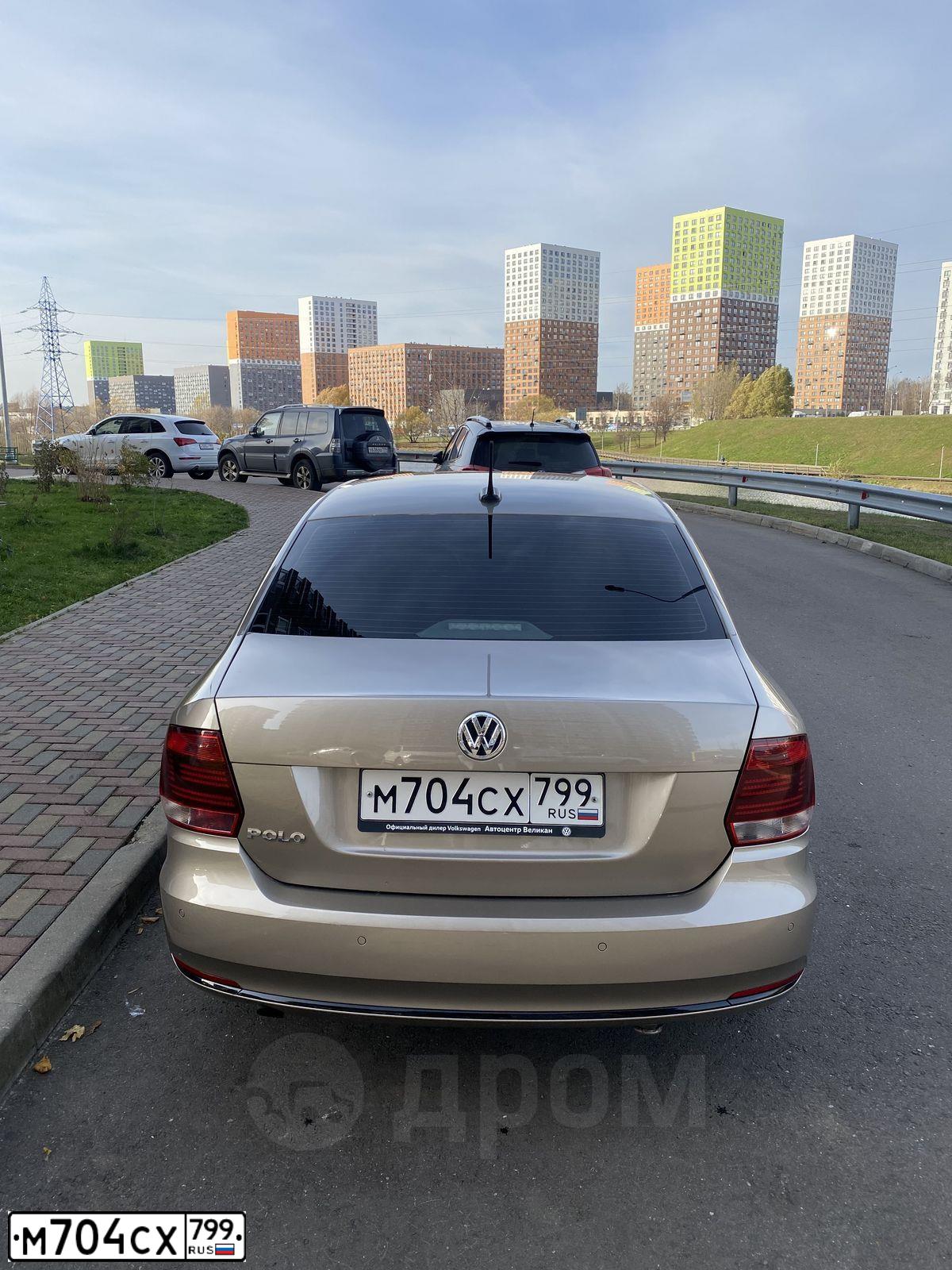 Фото автомобиля VOLKSWAGEN POLO, 2019 — госномер М704СХ799. Цвет: Коричневый