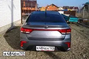 Фото автомобиля KIA RIO, 2018 — госномер О090ТХ193. Цвет: Серый