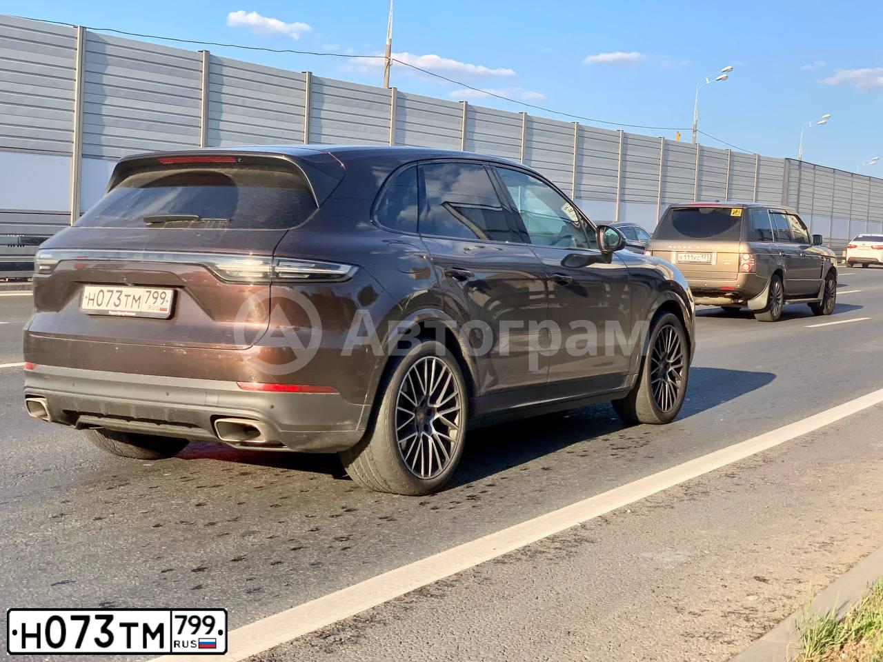 Фото автомобиля PORSCHE CAYENNE, 2020 — госномер Н073ТМ799. Цвет: Коричневый
