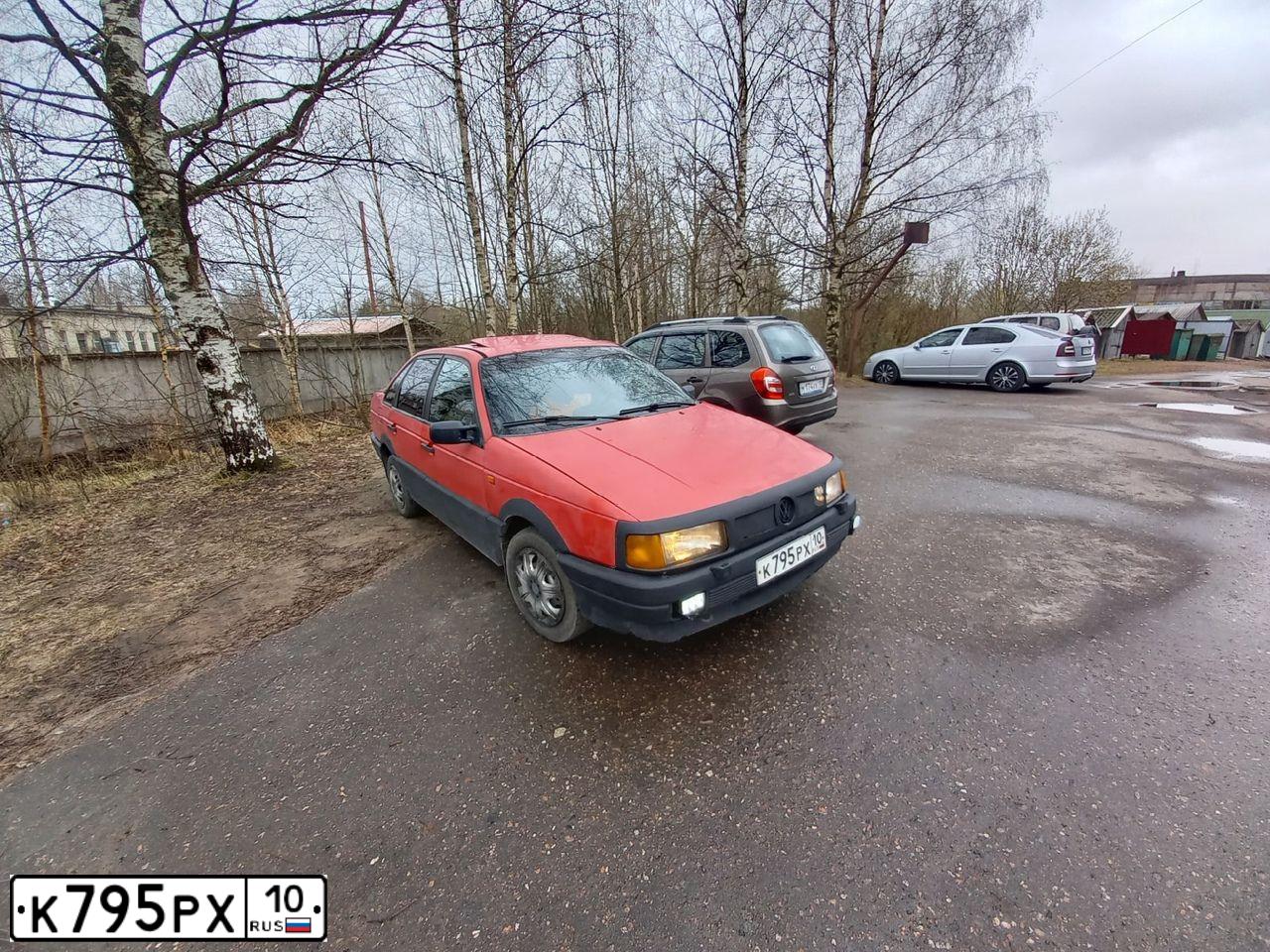 Фото автомобиля VOLKSWAGEN PASSAT, 1992 — госномер К795РХ10. Цвет: КРАСНЫЙ