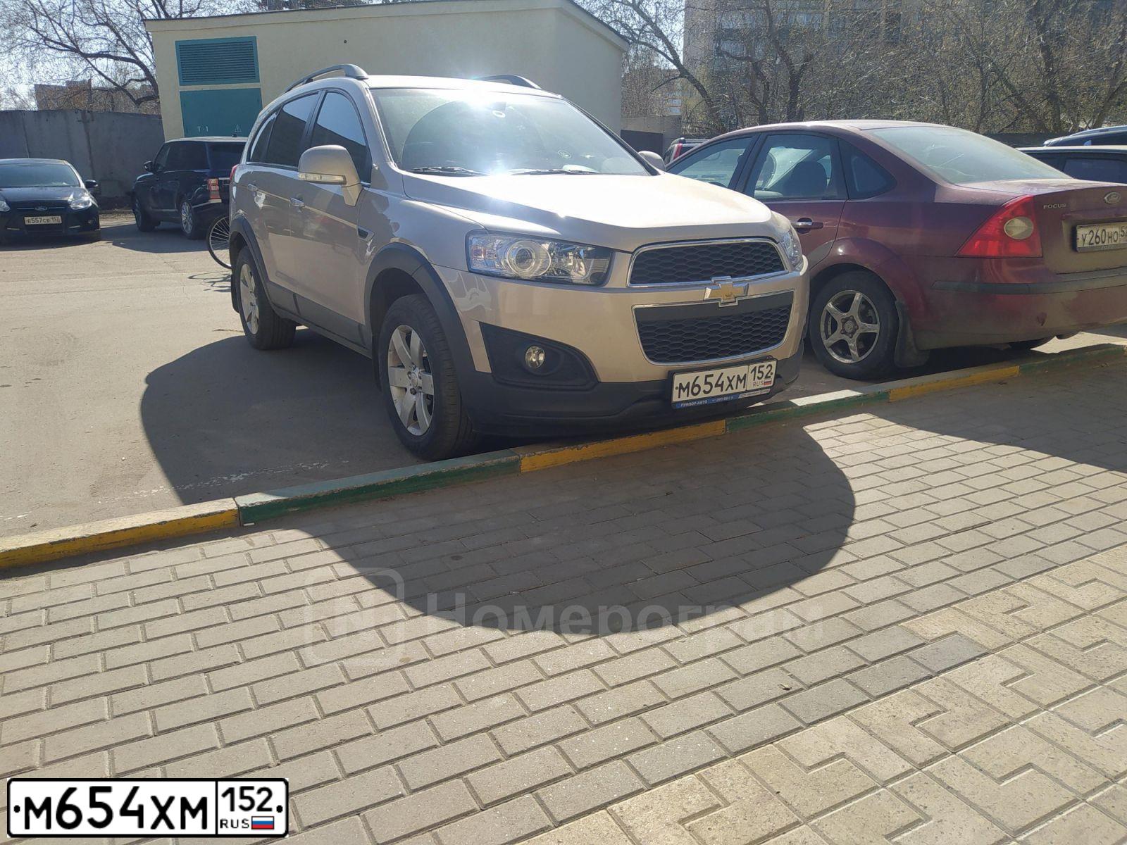 Фото автомобиля CHEVROLET CAPTIVA, 2013 — госномер М654ХМ152. Цвет: БЕЖЕВЫЙ