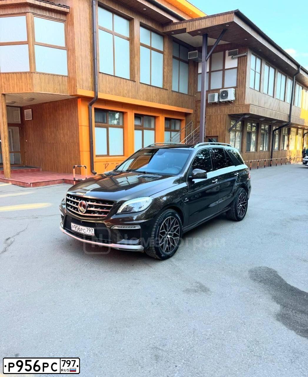 Фото автомобиля MERCEDES M-KLASSE, 2013 — госномер Р956РС797. Цвет: Коричневый