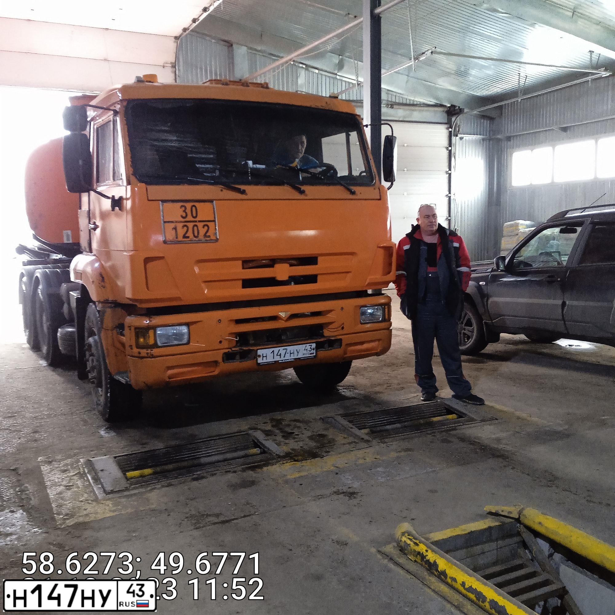 Фото автомобиля KAMAZ 6460 /6X4/, 2011 — госномер Н147НУ43. Цвет: Оранжевый