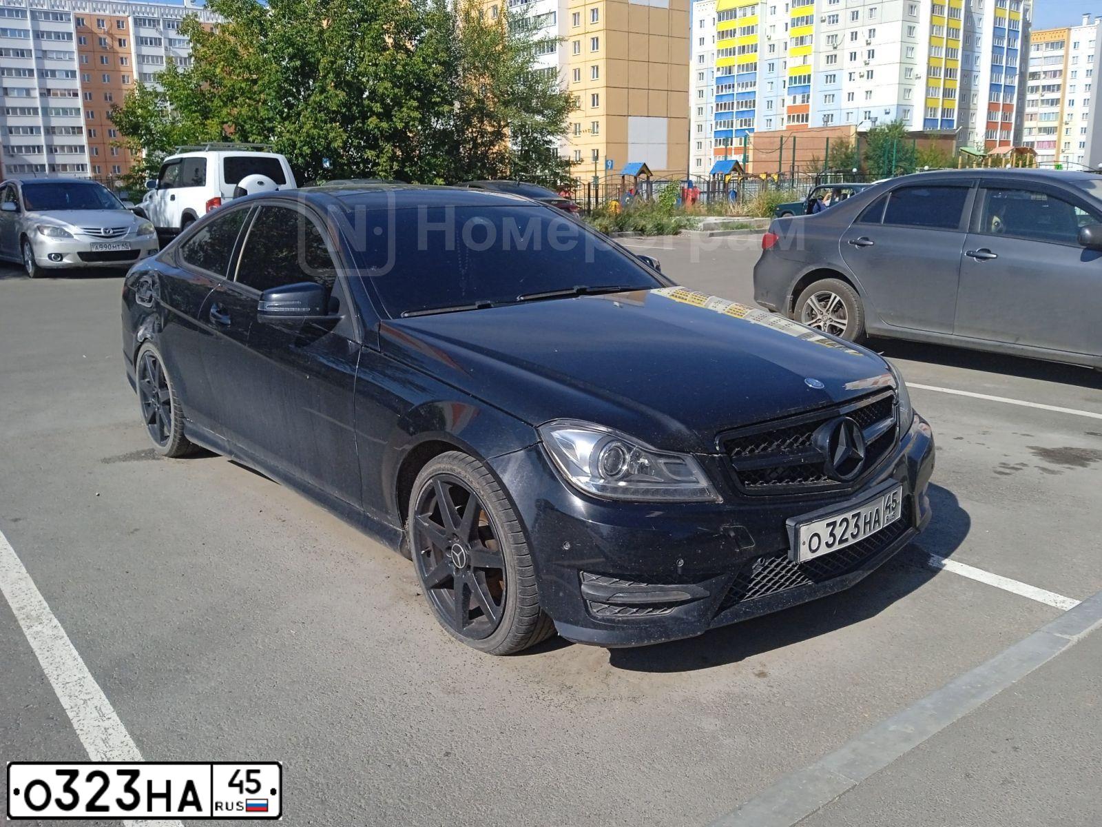 Фото автомобиля MERCEDES C-KLASSE, 2014 — госномер О323НА45. Цвет: ЧЕРНЫЙ