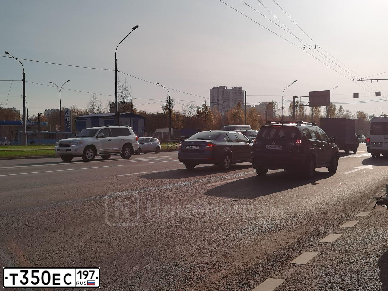 Фото автомобиля VOLKSWAGEN TOUAREG, 2011 — госномер Т350ЕС197. Цвет: Белый